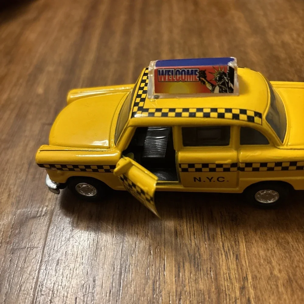 New York City Pull Back Diecast Checkered NYC Taxi Cab Car + Opening Doors